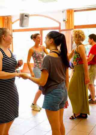Cours de Danse en Ligne, Vacances en famille, Danse collective en ligne